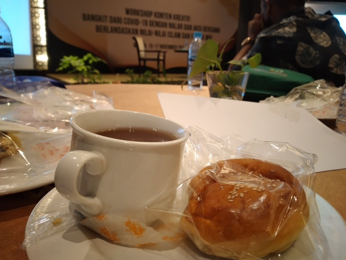MananSir1's tweet photo. Dengan suguhan segelas teh dan sepotong roti mengiringi diskusi sore hari ini
#IslamWasathiyahMUI 
#MUISumaTerautara https://t.co/rpb00KwHof