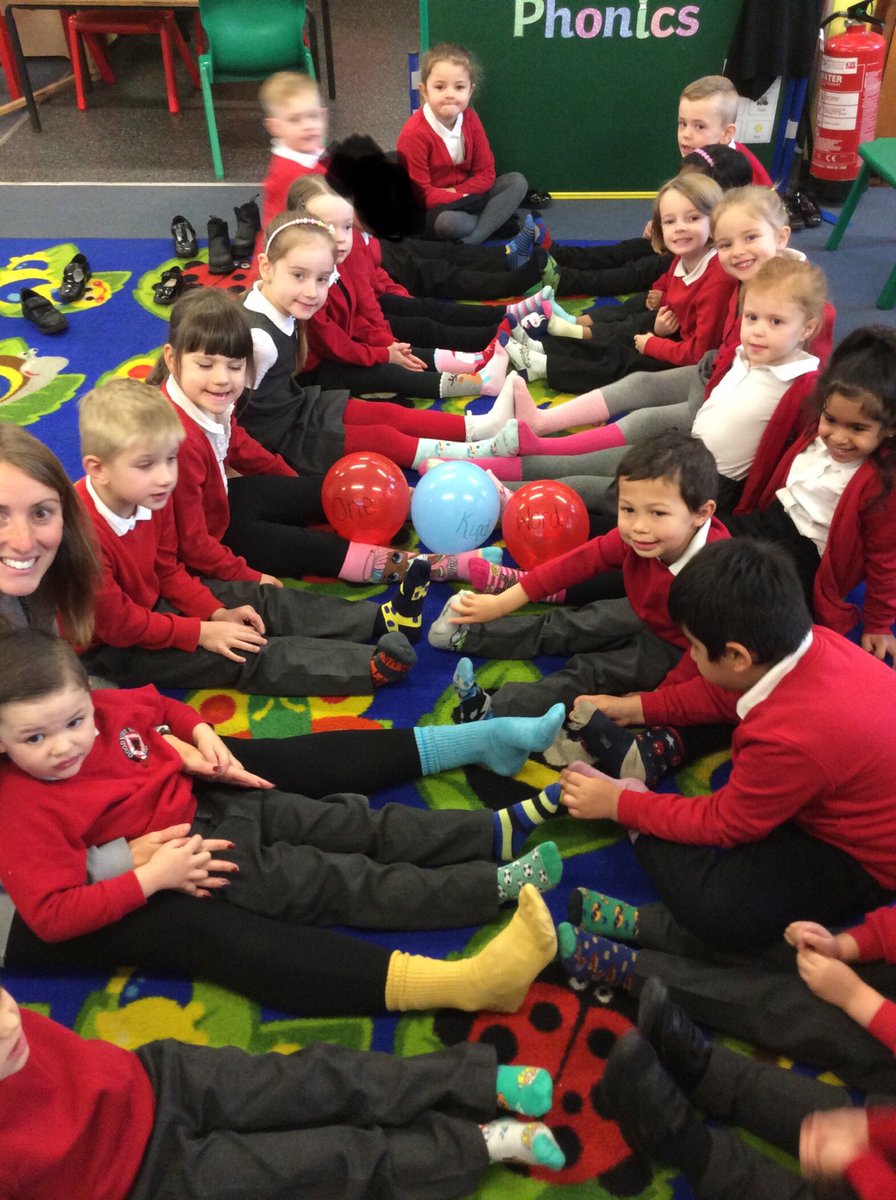 goodyers_end's tweet photo. Reception have thought about kind words this morning while talking about how we are unique. We enjoyed showing off our odd socks! #OddSocksDay #AntiBullyingWeek #ReceptionTweet https://t.co/PIp2DHVeTa