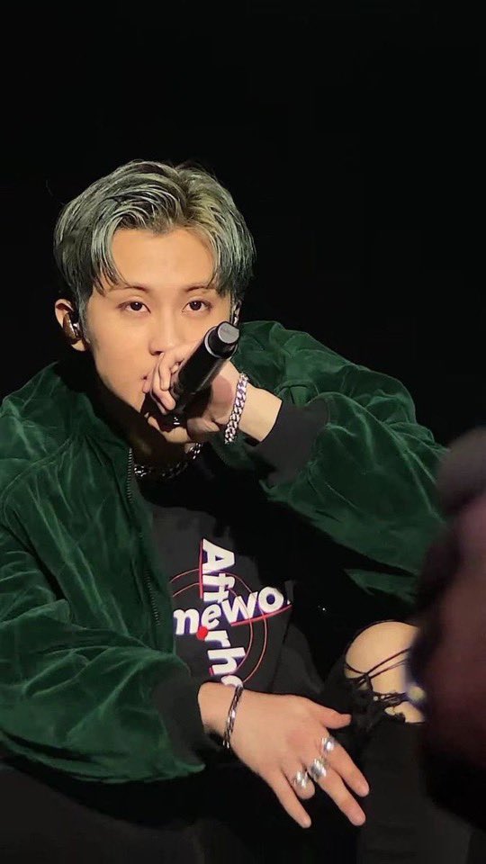 99H_isu's tweet photo. มาร์คบนคอนเสิร์ตอะหรอㅠㅡㅠ https://t.co/40aTOTmzT3