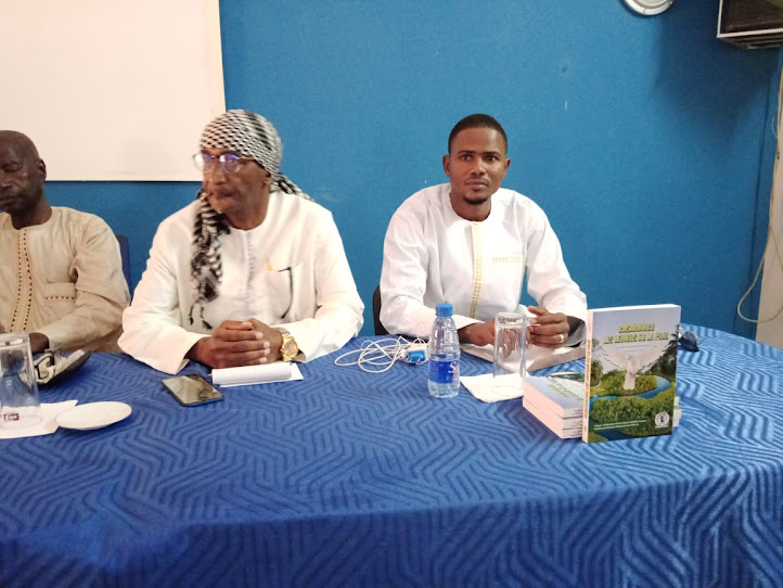 unchk_sn's tweet photo. [#EVENEMENT]
La cérémonie de dédicace de l’essai titré CASAMANCE LES LEVIERS DE LA PAIX du Dr Thierno Boubacar BARRY, Administrateur de l'Espace numérique ouvert de Kolda, s'est tenue ce samedi 13 nov. 2021. Il est co-écrit avec M. Makhtar FALL, agent d'administration à l'@UGBSN. https://t.co/tRlnlEnmWL