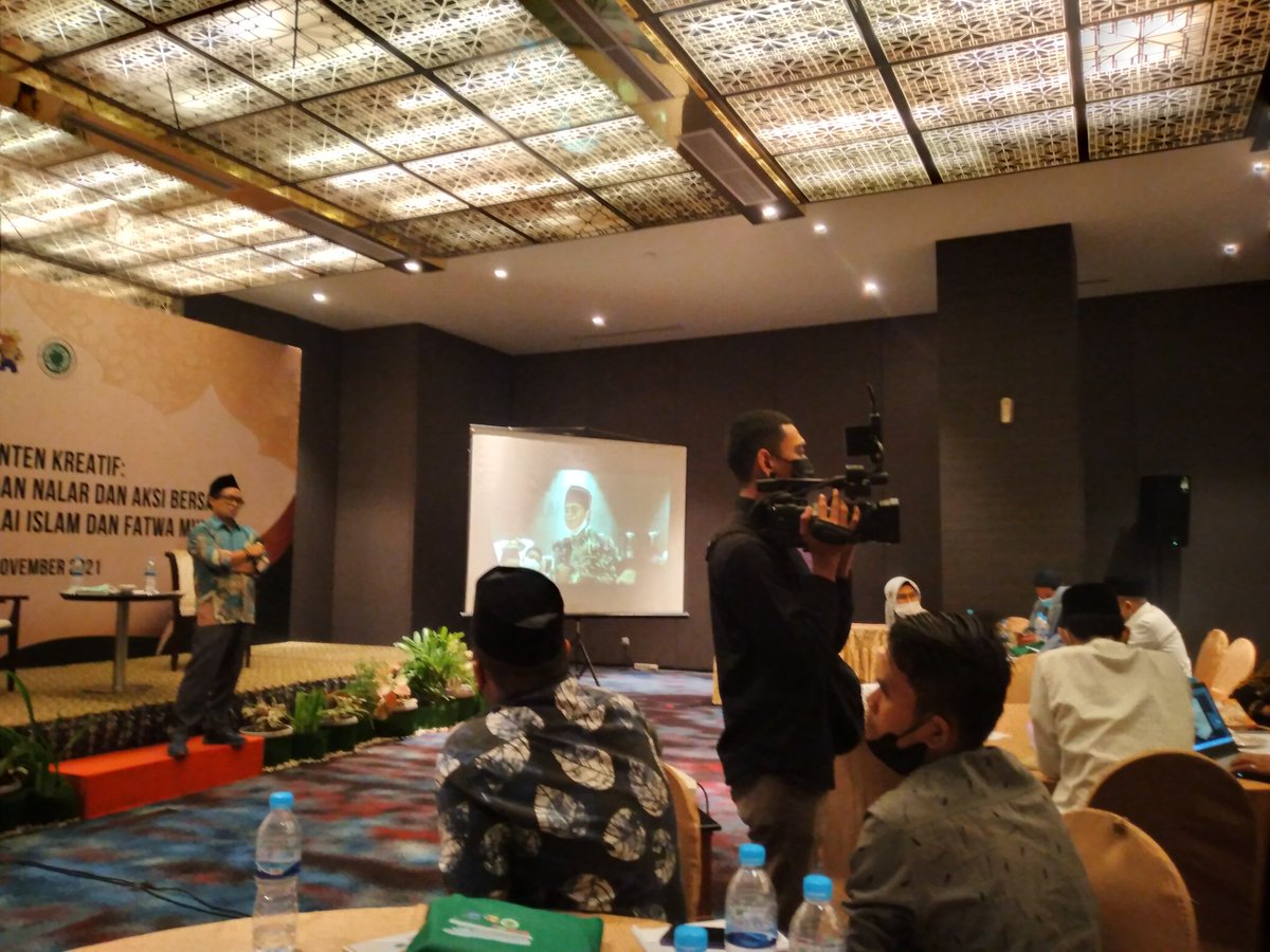 MananSir1's tweet photo. Demi suksesnya acara sang kameramen tidak pernah lelah memikul beratnya kamera di atas pundak. Semangat adinda
#IslamWasathiyahMUI 
#MUISumateraUtara https://t.co/S8VXNkkqHn