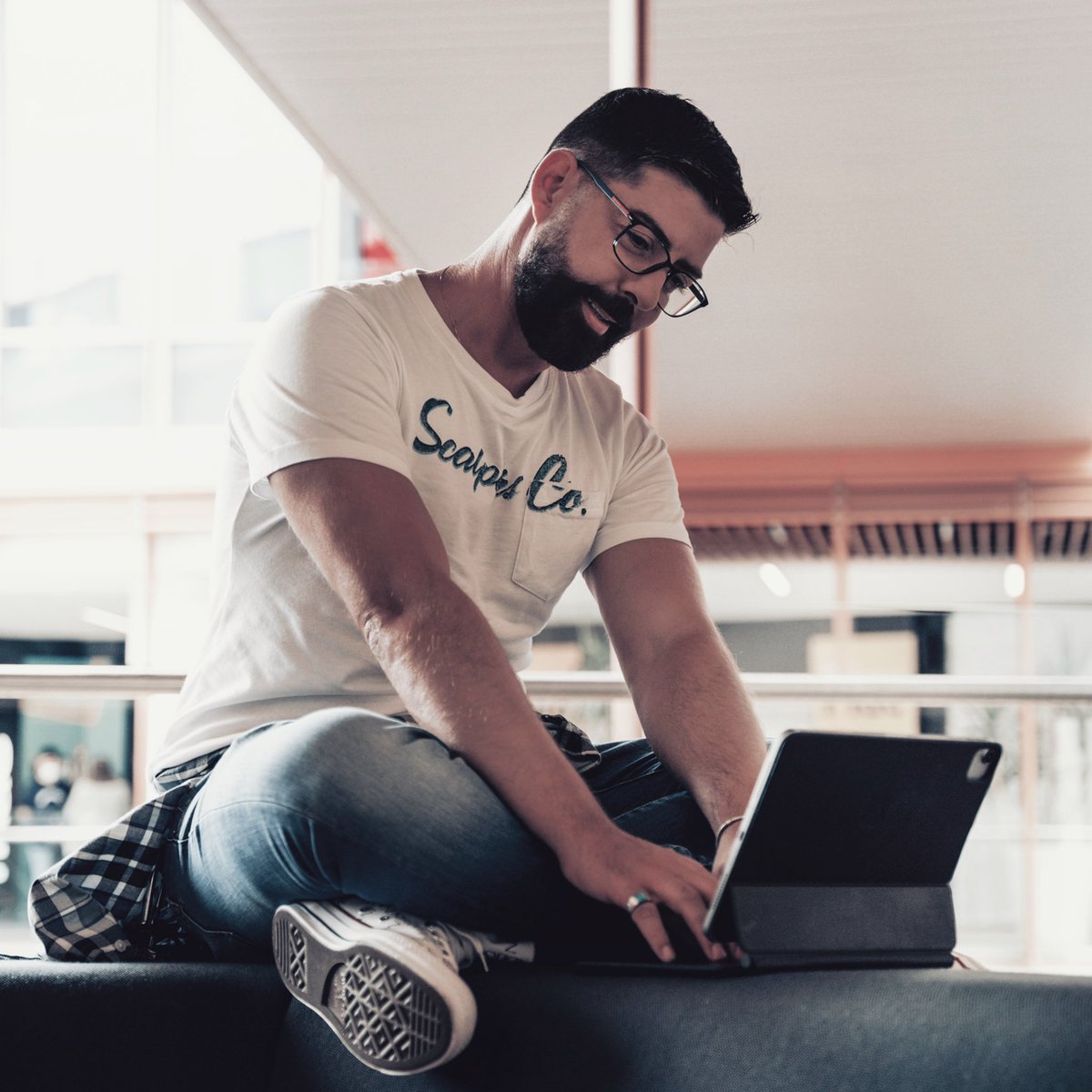 TonyBaleri's tweet photo. Empezando el lunes como siempre dándolo todo…

Cualquier sitio, cualquier excusa, es el momento perfecto para hacer lo que más te apasiona! 

Feliz comienzo de la semana mi gente…

#tonybaleri #cantautor #contravientoymarea #yadisponible #pasoapaso #plataformasdigitales https://t.co/pkEZVQyWWF