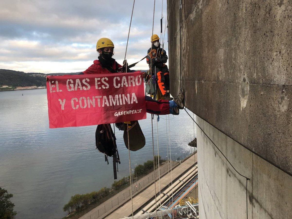 Greenpeace's tweet photo. UPDATE: @greenpeace_esp climbers at Reganosa #FossilGas plant unfold a HUGE 20m banner reading: ⚠️GAS IS EXPENSIVE AND POLLUTING⚠️
 
Join us to stop fossil fuel companies from promoting gas as a solution to climate change >> https://t.co/GzBifr4828
 
#FossilFreeRevolution https://t.co/CnW8O6n4o8