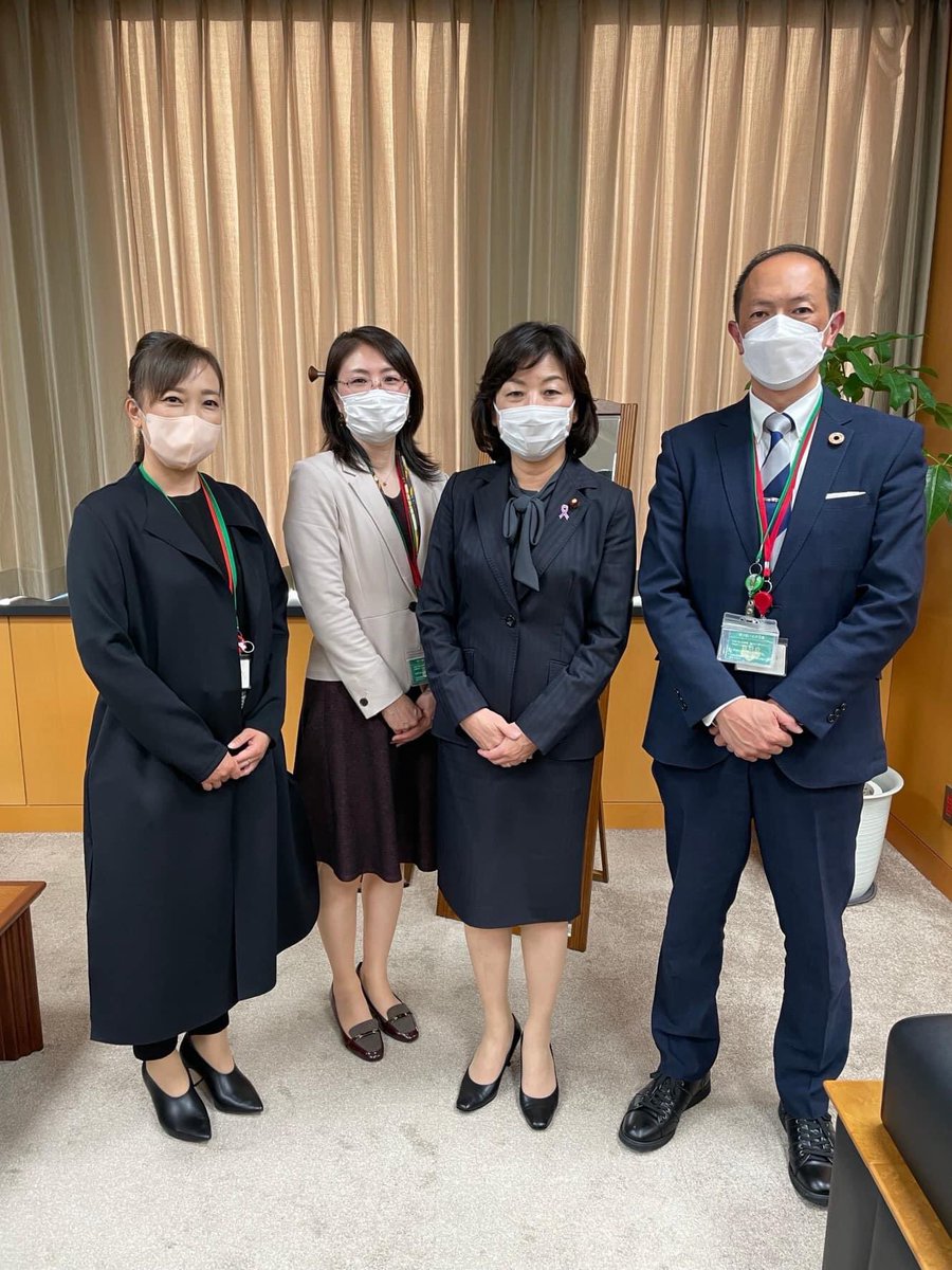 noda_seiko93's tweet photo. 一般社団法人 全国重症児者デイサービス・ネットワーク 伊藤毅代表理事、一般社団法人 weighty 紺野晶代代表理事、特定非営利活動法人 なかのドリーム 福満美穂子理事が表敬訪問にお越し下さいました。
#野田聖子
#全国重症児者デイサービスネットワーク
#weighty
#なかのドリーム https://t.co/TTbaDYl4SS