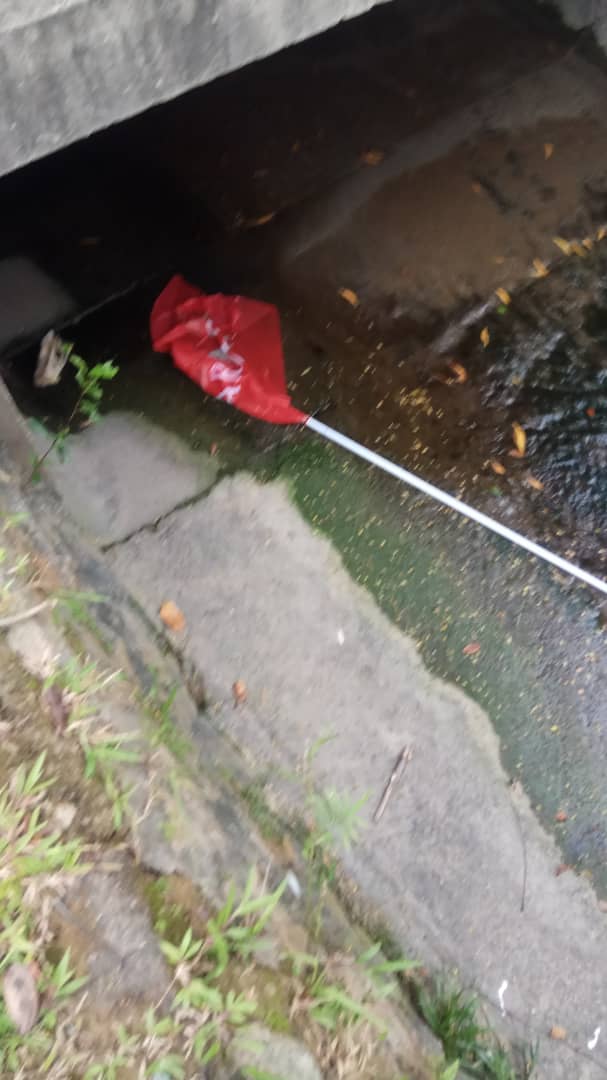Naqib2988's tweet photo. Perbuatan khianat, bendera Pakatan Harapan di sekitar Kerubong, DUN Paya Rumput dijatuhkan dan dibuanh dalam parit.
#LawanTetapLawan #Sam2U #PRNMelaka #MelakaMemilih #PakatanHarapan https://t.co/62iztTT8N1
