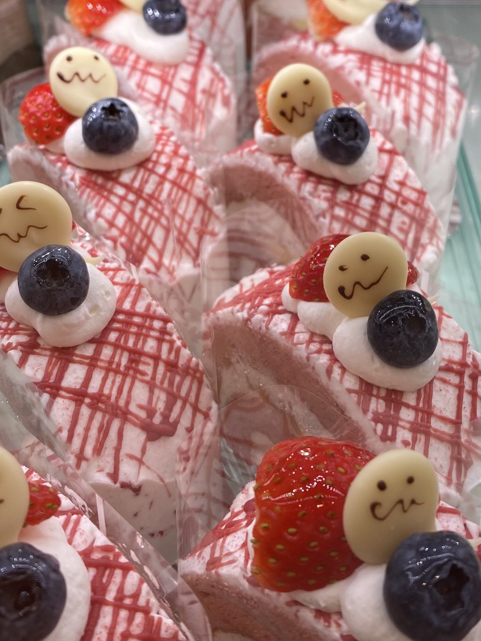 パティスリーヒラノのクマちゃんの独り言 Pa Twitter ケーキ屋さんだからケーキにはおしゃれな名前をつけたい 何とかクリュ とか 何とかシェリ とか でもお客様は言いづらいし 私たちも間違えやすいからこの名前に 今日からこのケーキはこの名前