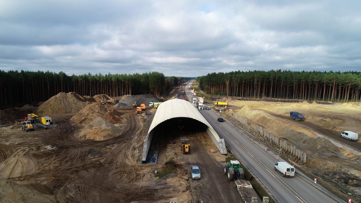 GDDKiA_ZG's tweet photo. Postęp prac przy budowie #A18 odc. między węzłem #Iłowa a granicą województwa #lubuskie. Zakończenie prac planowane jest na koniec 2023 roku. Wartość umowy na roboty to ponad 175 mln zł. Długość odcinka - 16,2 km. @GDDKiA @MI_GOV_PL #DK18 #PBDK #Olszyna #Golnice https://t.co/u2uermBbnx