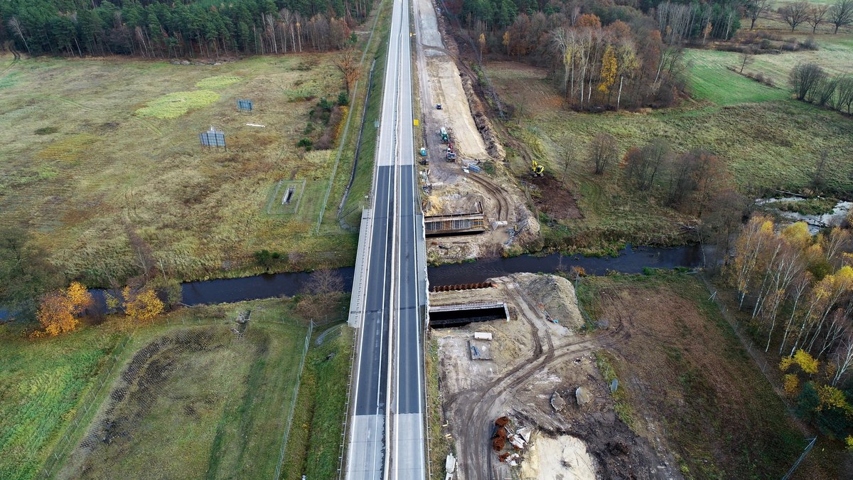 GDDKiA_ZG's tweet photo. Postęp prac przy budowie #A18 odc. między węzłem #Iłowa a granicą województwa #lubuskie. Zakończenie prac planowane jest na koniec 2023 roku. Wartość umowy na roboty to ponad 175 mln zł. Długość odcinka - 16,2 km. @GDDKiA @MI_GOV_PL #DK18 #PBDK #Olszyna #Golnice https://t.co/u2uermBbnx