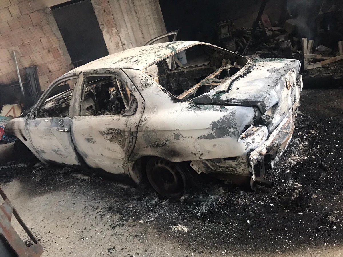 TgrRaiCalabria's tweet photo. Ennesima intimidazione a #Siderno. Due mezzi del Comune sono stati incendiati nella notte. Il sindaco #Fragomeni: Siamo sotto attacco. Nei giorni scorsi una busta con proiettile al Municipio e due veicoli di un consigliere regionale bruciati.
I dettagli su https://t.co/0u2gbqsMrV https://t.co/d2rYE1nFmk