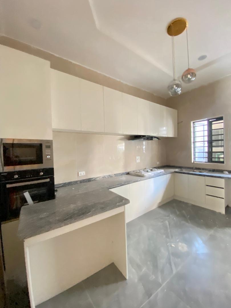 PeaceIsGodly's tweet photo. *N90m Chevron Lekki Duplex*
🔑🔑 4Bedrooms Semi Detached Duplex with Bq for Sale!!
🕹Features:CCTV, Brand new,  Video Bell ,Clean water ,Secured estate ,Good Compound space ,Fully Fitted Kitchen ,Serenity  ,Water Heaters ,,Pop Ceiling ,Jacuzzi , Tittle:Governor's Consent
#Lekki https://t.co/tJyIYOaU1a