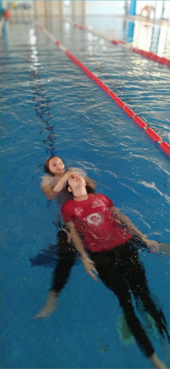 CURSO DE SOCORRISTA ACUÁTICO EN #GELVES

Un fin de semana más los 👨‍🎓 alumnos y alumnas 👩‍🎓 continúan realizando su formación práctica presencial.

Siguen aprendiendo y afianzado conocimientos, donde trabajan las técnicas y métodos del salvamento acuático, RCP, SVB &amp; DESA