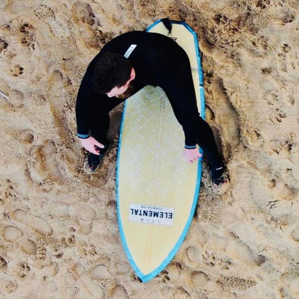 Surf_Cornwall's tweet photo. A surfing and gin combo? Yes, please!
Although probably preferable to save the gin for after the surf. 
This gorgeous picture was captured and posted by the team at Elemental Cornish Gin ❤️

#surfingcornwall #cornwallsurf #elementalgin #cornishgin https://t.co/9BFcItrNEP