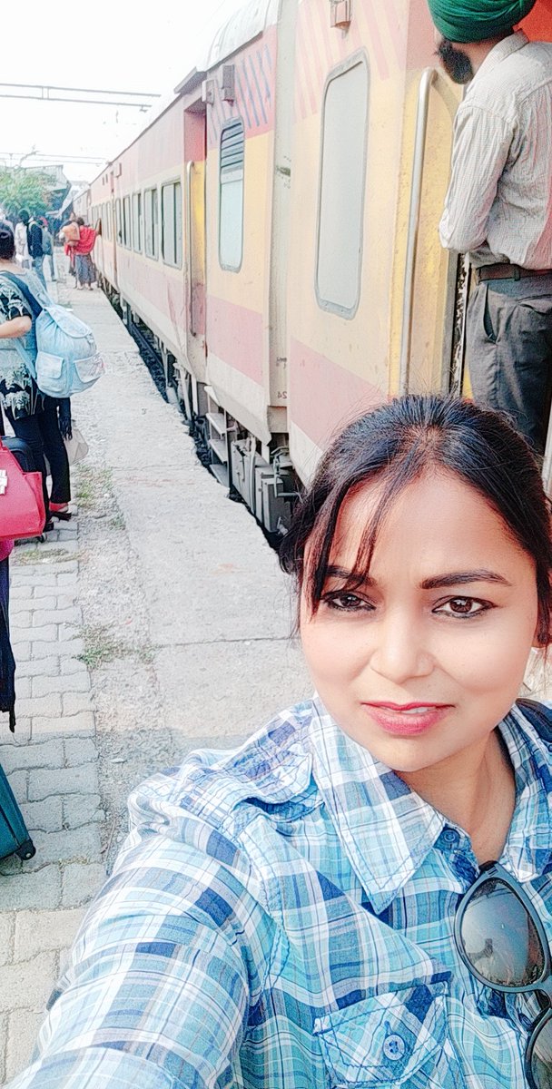 जब थक जाओ 
तो आराम कर लो,
लेकिन कभी
हार मत मानो!