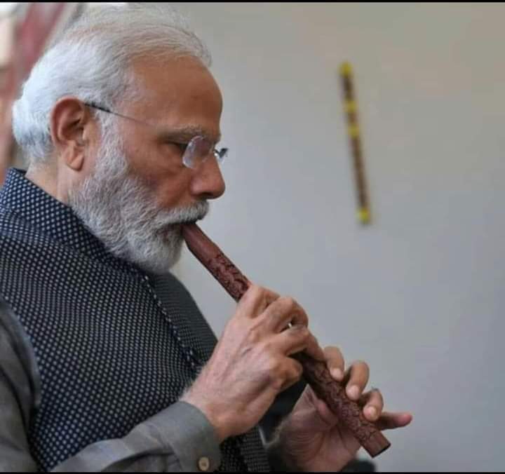 ParleySuresh's tweet image. पहले मोर अब बांसुरी
😂😂😂😂😂😂

सीधा सीधा क्यों नही कहते
मथुरा चलना है😂😂😂😂 
@TheDeepak2020In