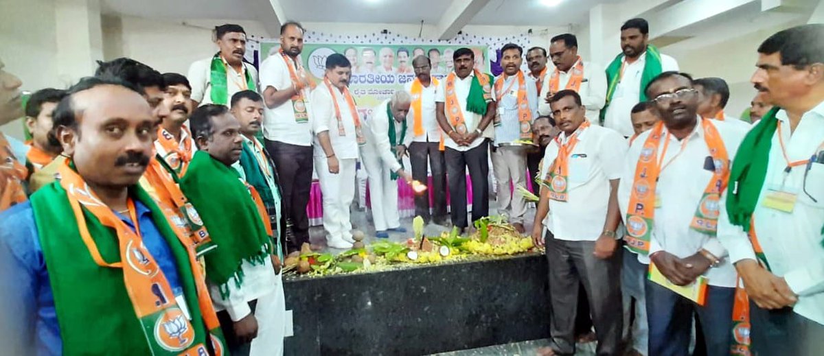 Bjpsiracity's tweet photo. ಇಂದು ಶಿರಾ ನಗರದ ಕೊಲ್ಲಾಪುರದಮ್ಮ ಕನ್ವೆನ್‌ಷನ್ ಹಾಲ್ ನಲ್ಲಿ ತುಮಕೂರು, ಚಿತ್ರದುರ್ಗ ಮತ್ತು ದಾವಣಗೆರೆ ವಿಭಾಗದ  #ರೈತ_ಮೋರ್ಚಾ ಪದಾಧಿಕಾರಿಗಳ ವಿಶೇಷ ಸಭೆಯನ್ನು ಆಯೋಜಿಸಲಾಗಿತ್ತು...
ಕಾರ್ಯಕ್ರಮದ ಉದ್ಘಾಟನೆಯನ್ನು  ರಾಜ್ಯಸಭಾ ಸದಸ್ಯರು ಹಾಗೂ ರಾಜ್ಯ ರೈತ ಮೋರ್ಚಾ ಅಧ್ಯಕ್ಷರಾದ #ಈರಣ್ಣ_ಕಡಾಡಿ ಯವರು ಉದ್ಘಾಟಿಸಿದರು.. https://t.co/ytRrIHXLZf