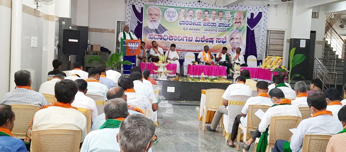 Bjpsiracity's tweet photo. ಇಂದು ಶಿರಾ ನಗರದ ಕೊಲ್ಲಾಪುರದಮ್ಮ ಕನ್ವೆನ್‌ಷನ್ ಹಾಲ್ ನಲ್ಲಿ ತುಮಕೂರು, ಚಿತ್ರದುರ್ಗ ಮತ್ತು ದಾವಣಗೆರೆ ವಿಭಾಗದ  #ರೈತ_ಮೋರ್ಚಾ ಪದಾಧಿಕಾರಿಗಳ ವಿಶೇಷ ಸಭೆಯನ್ನು ಆಯೋಜಿಸಲಾಗಿತ್ತು...
ಕಾರ್ಯಕ್ರಮದ ಉದ್ಘಾಟನೆಯನ್ನು  ರಾಜ್ಯಸಭಾ ಸದಸ್ಯರು ಹಾಗೂ ರಾಜ್ಯ ರೈತ ಮೋರ್ಚಾ ಅಧ್ಯಕ್ಷರಾದ #ಈರಣ್ಣ_ಕಡಾಡಿ ಯವರು ಉದ್ಘಾಟಿಸಿದರು.. https://t.co/ytRrIHXLZf