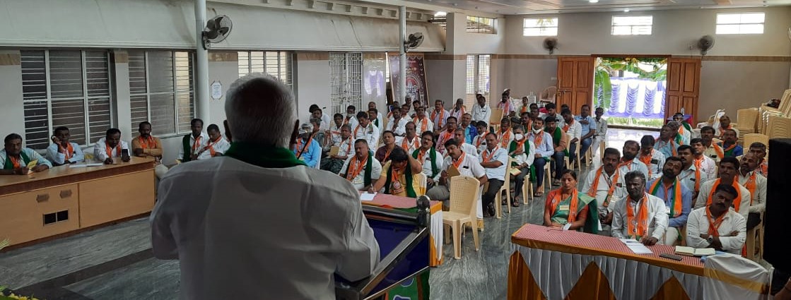 Bjpsiracity's tweet photo. ಇಂದು ಶಿರಾ ನಗರದ ಕೊಲ್ಲಾಪುರದಮ್ಮ ಕನ್ವೆನ್‌ಷನ್ ಹಾಲ್ ನಲ್ಲಿ ತುಮಕೂರು, ಚಿತ್ರದುರ್ಗ ಮತ್ತು ದಾವಣಗೆರೆ ವಿಭಾಗದ  #ರೈತ_ಮೋರ್ಚಾ ಪದಾಧಿಕಾರಿಗಳ ವಿಶೇಷ ಸಭೆಯನ್ನು ಆಯೋಜಿಸಲಾಗಿತ್ತು...
ಕಾರ್ಯಕ್ರಮದ ಉದ್ಘಾಟನೆಯನ್ನು  ರಾಜ್ಯಸಭಾ ಸದಸ್ಯರು ಹಾಗೂ ರಾಜ್ಯ ರೈತ ಮೋರ್ಚಾ ಅಧ್ಯಕ್ಷರಾದ #ಈರಣ್ಣ_ಕಡಾಡಿ ಯವರು ಉದ್ಘಾಟಿಸಿದರು.. https://t.co/ytRrIHXLZf
