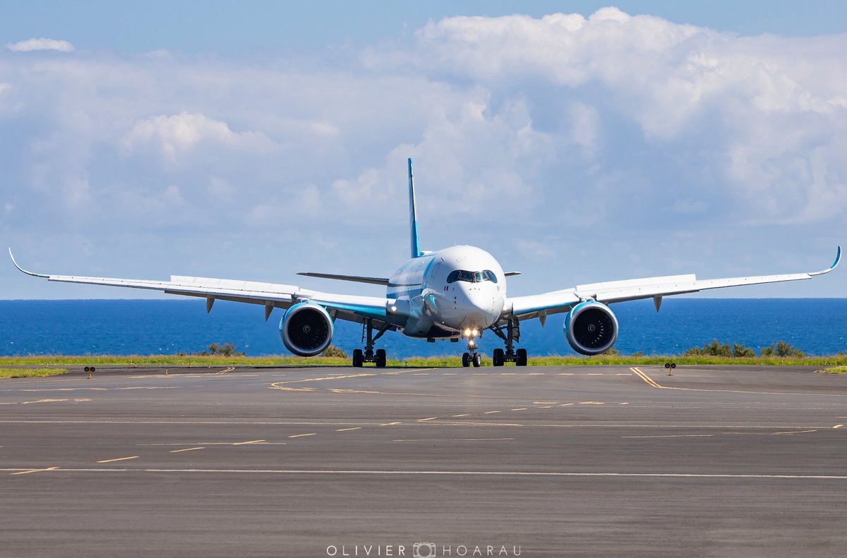 OlivierHoarau's tweet photo. 🇫🇷 Ladies and gentlemen, welcome to #ReunionIsland 🌴 @flyfrenchbee #A350 #FHREV arriving few days ago under 31°C ☀️✈️
#Avgeek #BF700 #Aircraft #Frenchbee #LaReunion #A350900 #Aviation https://t.co/V1PuMFLE7B