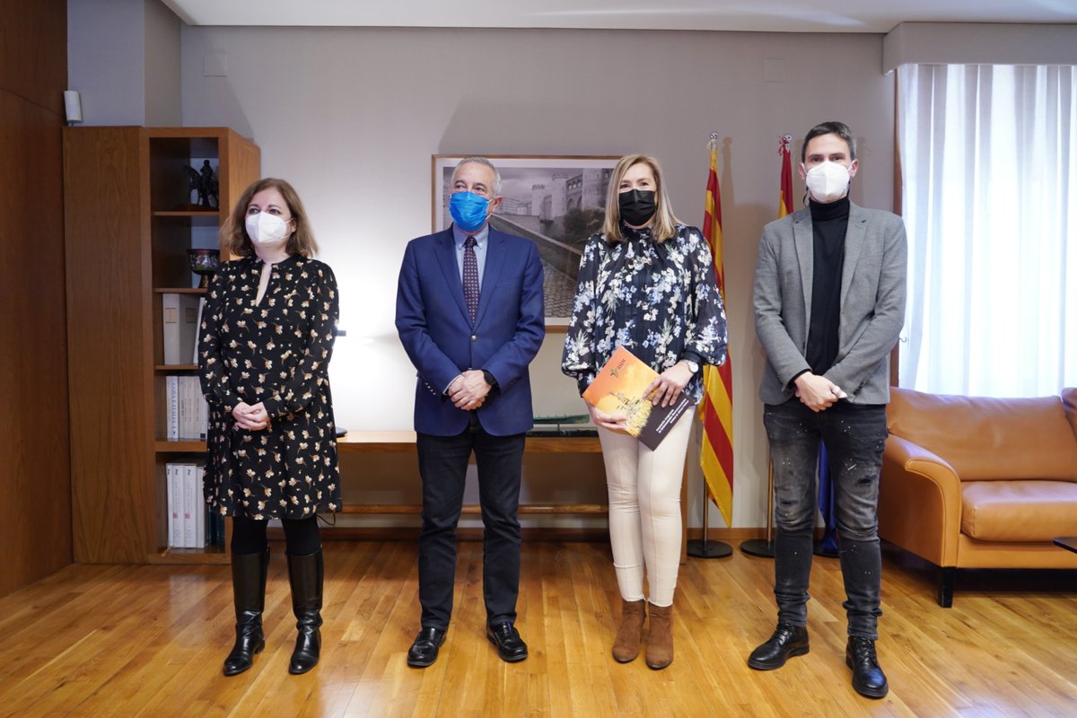 cortes_aragon's tweet photo. Este #15N se celebra el Día de las Enfermedades Neuromusculares y el presidente de las Cortes de Aragón, @JavierSadaB, ha recibido a una delegación de @AsemAragon, encabezada por su presidenta @cristinafusc. 📋https://t.co/AjDkd0iDBA

🟢@laaljaferia se ilumina de verde a las 18h https://t.co/HnVbPozsgB