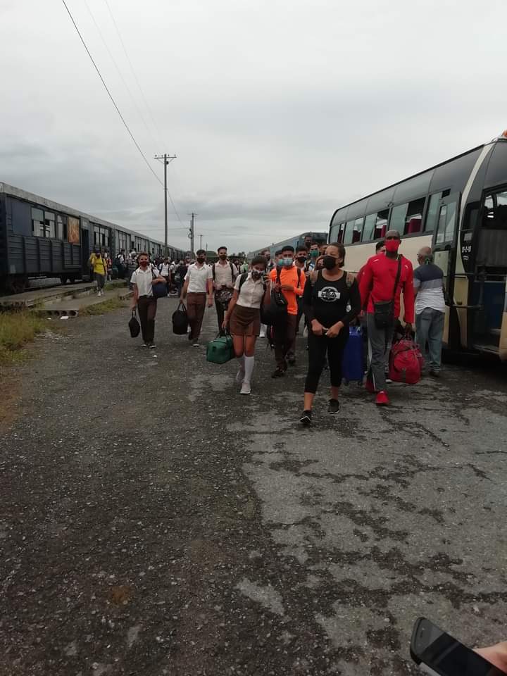 Directivos de educación en #PinardelRío reciben a los estudiantes internos de los centros provinciales. Bienvenidos. #RegresoALasAulas #CubaVive  #Cuba #CubaMined <a href="/elsa_ena/">Ena Elsa Velázquez Cobiella</a>  <a href="/Eugeniocubano/">Eugenio González Pérez</a>