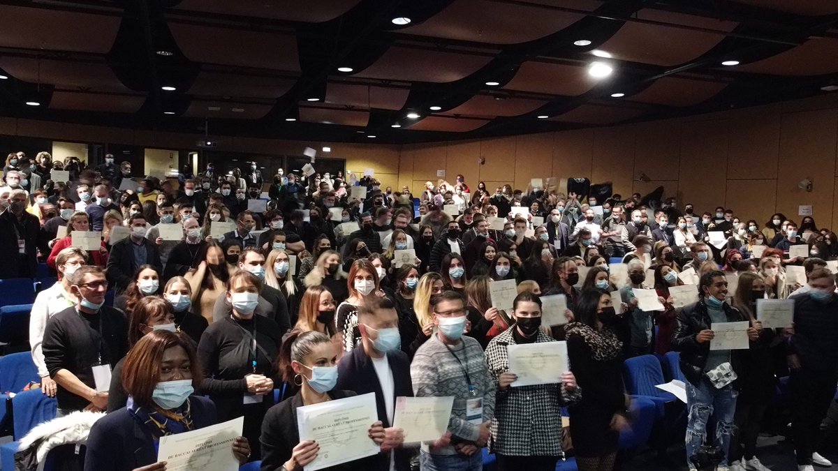 [Événement] 👩‍🎓 <a href="/Alpexpo/">Alpexpo, le parc événementiel de Grenoble</a> #Grenoble a accueilli le mardi 9 novembre, la soirée de remise de diplômes du Lycée Professionnel Privé Charmilles. Félicitations aux étudiants et merci aux organisateurs d'avoir choisi Alpexpo ! #ceremonie #grenoble #evenementiel 

©📸: Les Charmilles