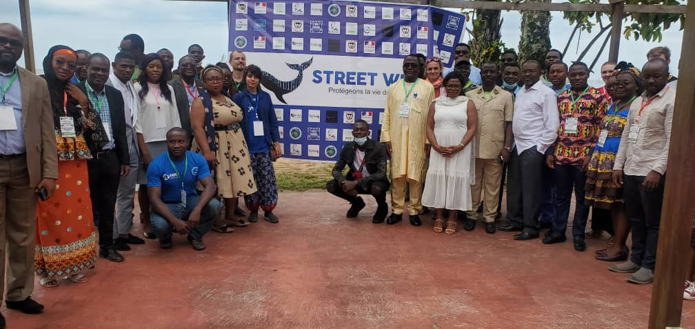 FRauCameroun's tweet photo. L'ambassade a soutenu le projet #StreetWhale🐳 à #Kribi du 11 au 13/11. C'était la première foire artistique et scientifique sur la mégafaune marine et sur le domaine du marin côtier au 🇨🇲 Un forum d'échanges et des actions concrètes comme le nettoyage de la plage de #Ngoye https://t.co/xbJou2PXPs