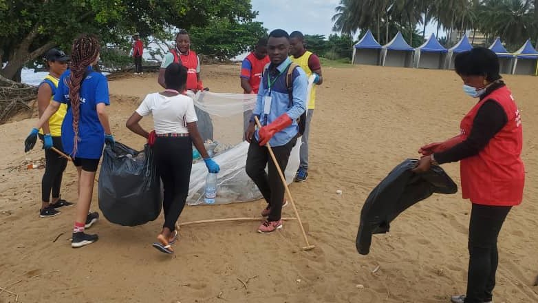 FRauCameroun's tweet photo. L'ambassade a soutenu le projet #StreetWhale🐳 à #Kribi du 11 au 13/11. C'était la première foire artistique et scientifique sur la mégafaune marine et sur le domaine du marin côtier au 🇨🇲 Un forum d'échanges et des actions concrètes comme le nettoyage de la plage de #Ngoye https://t.co/xbJou2PXPs