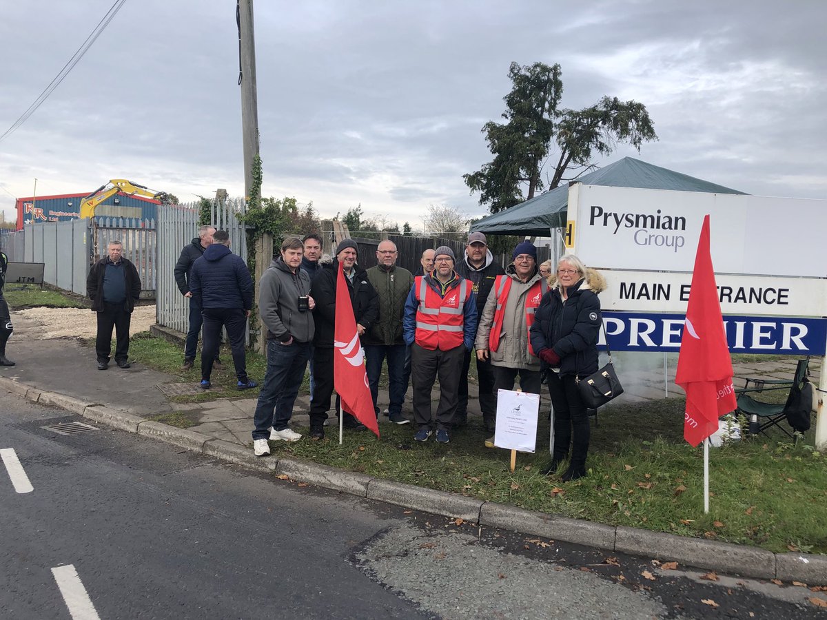 3rd day of Strike Action but still no engagement from @PrysmianUK resolve and morale is getting stronger we are here for as long as it takes to get a settlement @unitetheunion @UniteWales @UniteManufactur