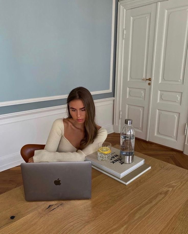 IavenderfieIds's tweet image. managing workload: GIRLBOSS STYLE
-create a big to do list with everything on your agenda
-prioritise the list -if you won’t manage to do everything, you will at least complete what’s most important
-assign specific tasks to specific days, it takes the weight off your shoulders