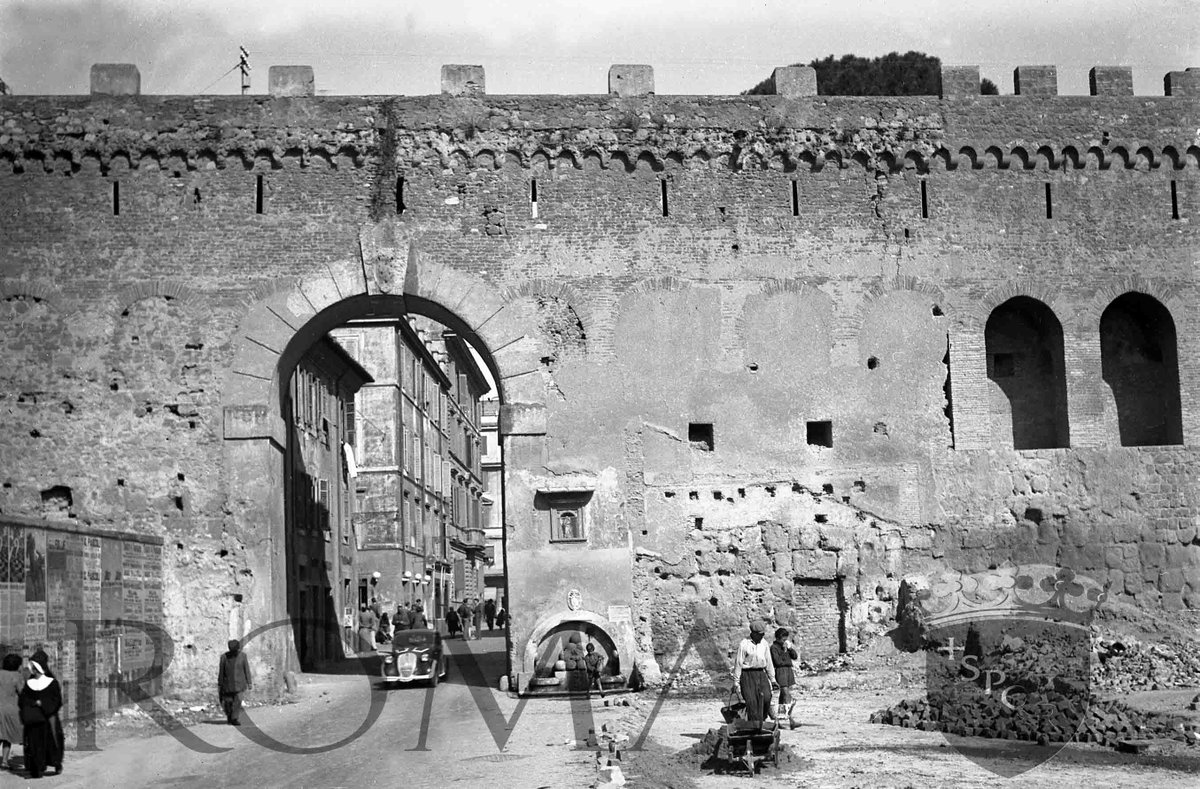 Roma's tweet photo. #Romember - Ricordi di Roma - Le antiche porte di Roma - Porta Castello 🎞foto del 1945 #BuongiornoRoma © Archivio Capitolino https://t.co/V1aKK3xxws