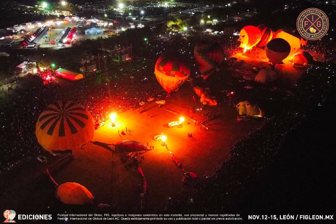 FIGLeon's tweet photo. 😍 Alejandro Fernández hizo única nuestra noche mágica.✨
🙌 ¡Gracias a todos los asistentes por ser parte del festejo del #FIGLeón 🎈 https://t.co/SWhvMOU3sr