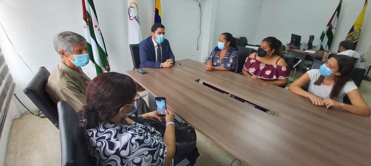 ManabiCJ's tweet photo. #AHORA 🕙 El Dir. Provincial de @ManabiCJ, @VerdiCevallos, recibe a representantes de las Asociación de Mujeres Santa Marta y realiza la donación de insumos para los 14 Centros de Atención Integral Inicial a Mujeres Víctimas de Violencia. https://t.co/MUAKaJYcS6
