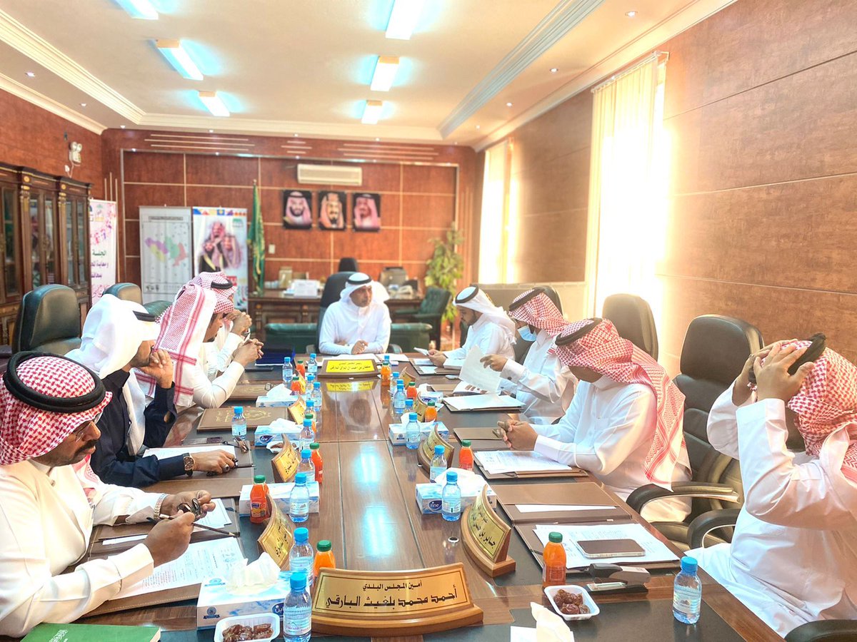 بلدي بارق يناقش استكمال إنارة الطرق ويطرح خطة لرفع أداء إزالة النفايات - bareq.net/news/180182
#بارق #صحيفة_بارق