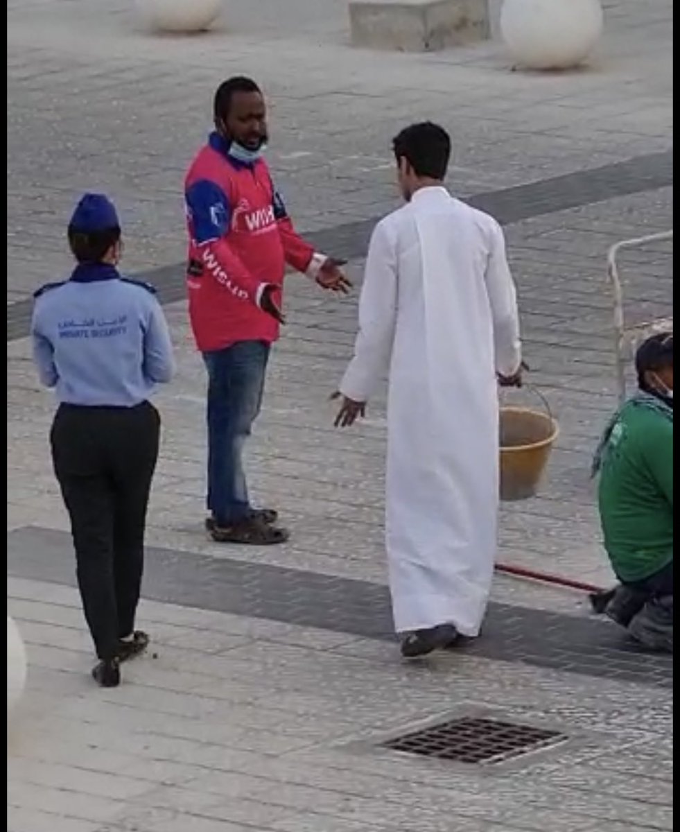 🚨📸 | وزارة الداخلية تعلن إلقاء القبض على شاب اعتدى على عامل توصيل في أحد المجمعات ، وجارٍ اتخاذ الإجراءات القانونية بحقه

#نديب_قطر | #قطر 🇶🇦
