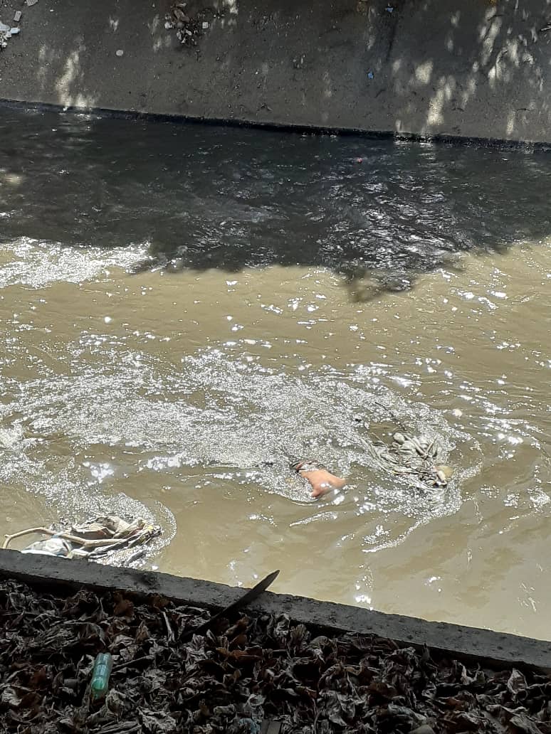 rcamachovzla's tweet photo. #Caracas en estos momentos paramédicos, Angeles de la Autopista, y bomberos Dtto Capital, se encuentran en las riberas del río Guaire recuperando un cadaver de un hombre. En espera de comisiones del Cicpc https://t.co/cpnXxBUaBV