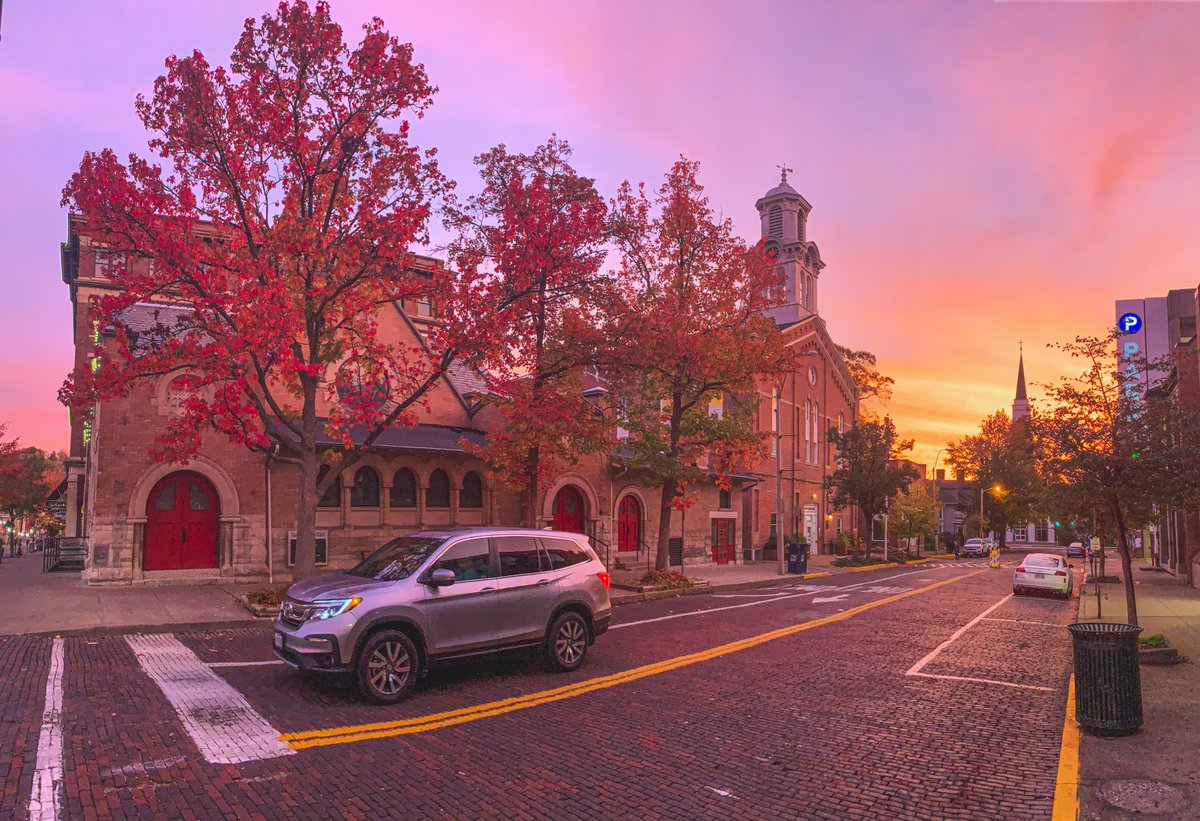 OHIOAlumni's tweet image. 🍂FALLing for @AthensOhio🍂

#MemoryMonday: Alums, what made you choose OHIO? Reply to share!

#ForeverOHIO