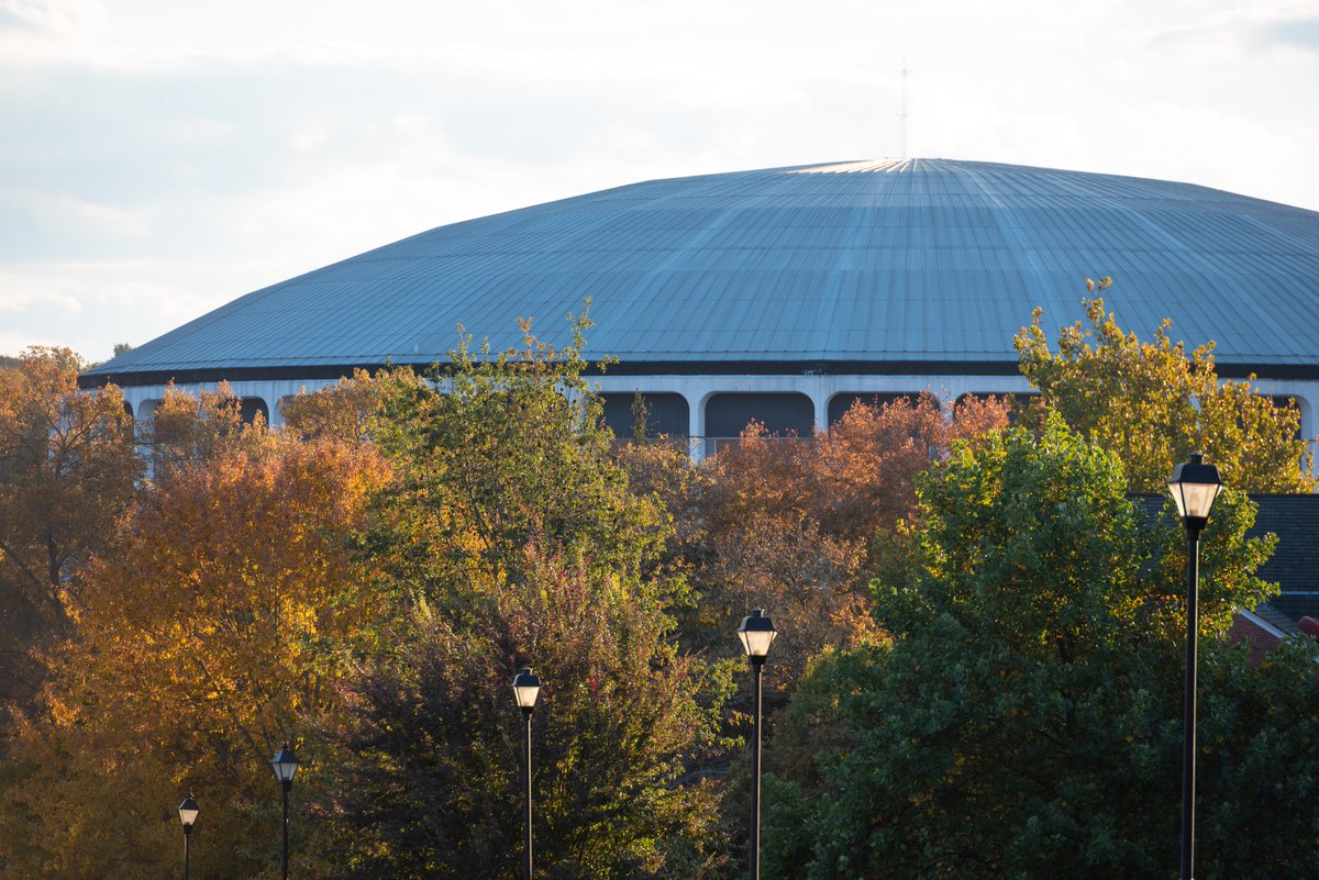 OHIOAlumni's tweet image. 🍂FALLing for @AthensOhio🍂

#MemoryMonday: Alums, what made you choose OHIO? Reply to share!

#ForeverOHIO