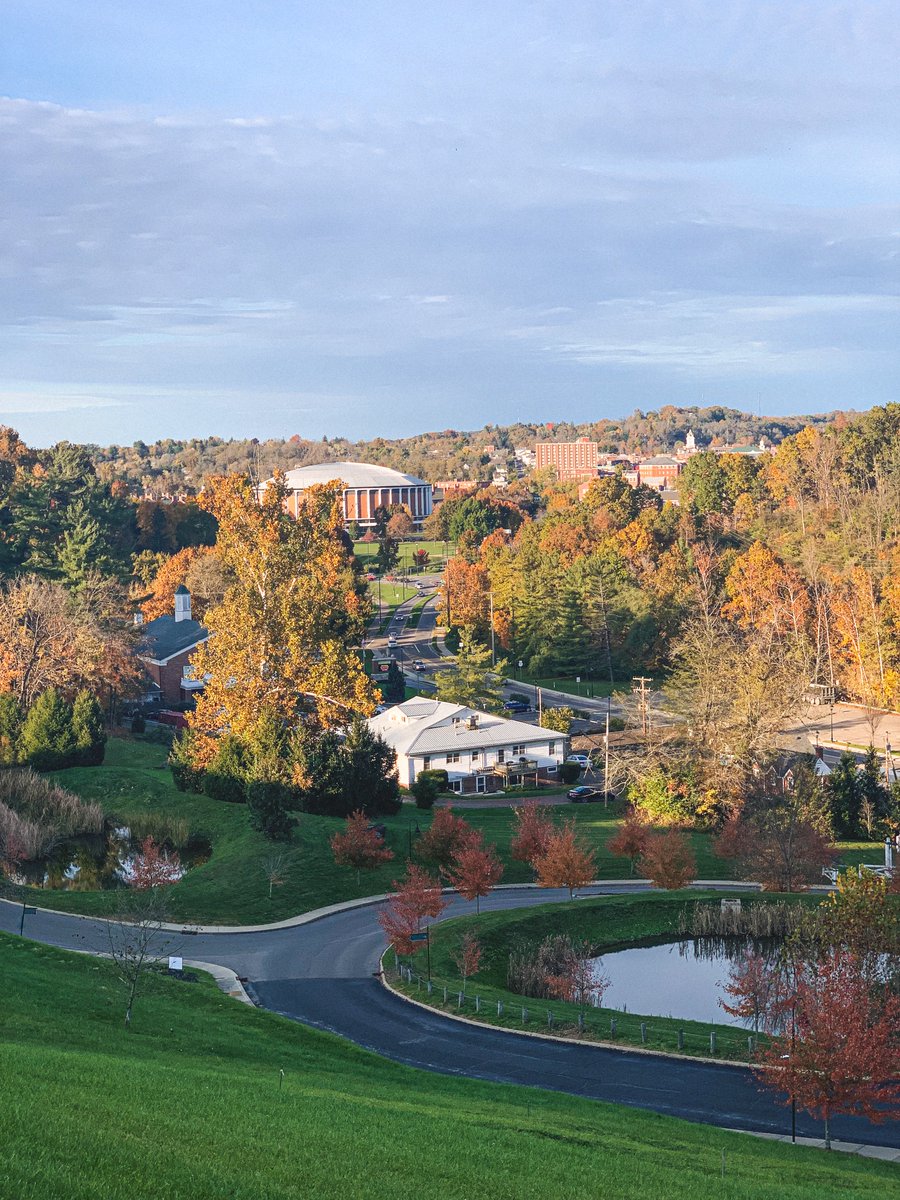 OHIOAlumni's tweet image. 🍂FALLing for @AthensOhio🍂

#MemoryMonday: Alums, what made you choose OHIO? Reply to share!

#ForeverOHIO