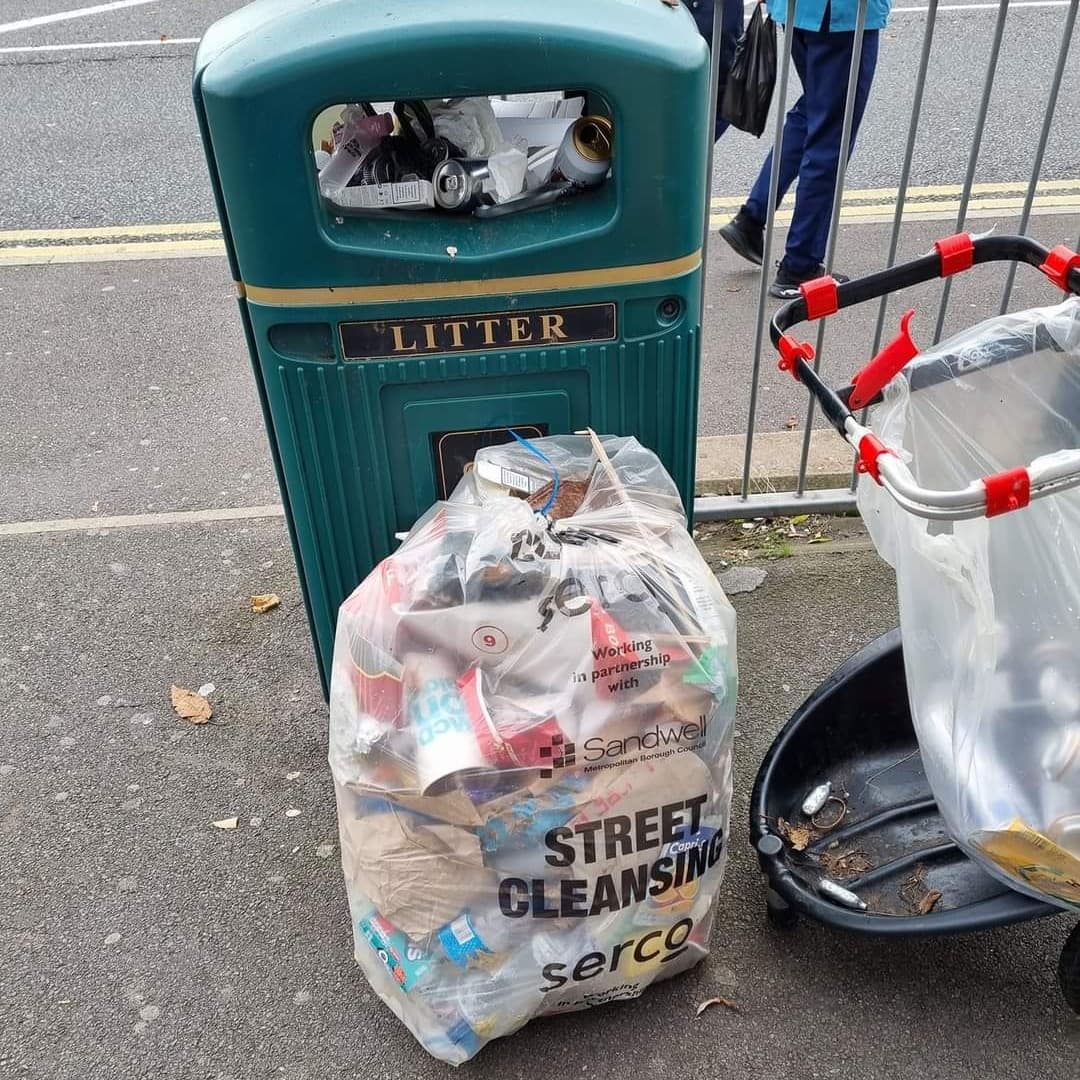 Litterwatch1's tweet photo. #mondaymorning with Linda out on her #adoptedstreets removing more #litter &amp; cans for us to recycle &amp; earn a few ££ in the process #thankyou #adoptedstreet #volunteersmatter #westbromwich #reduceresuserecycle
 @SercoESUK @sandwellcouncil https://t.co/Qd3OCDB731