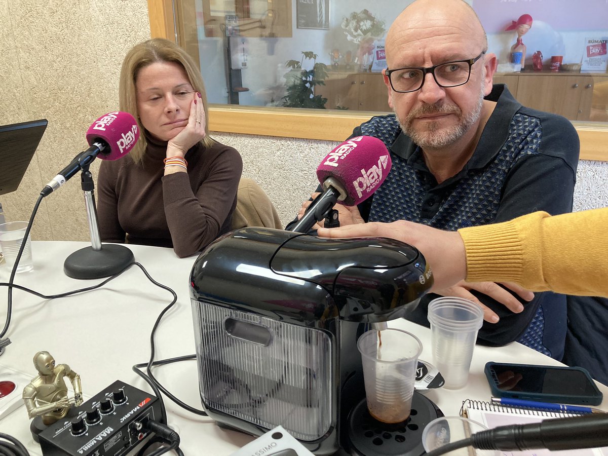 playradiovlc's tweet photo. UN CAFÉ CON ADÁN| Tertulia de actualidad política 

✅ @antonioadanpla1 , @mblascofos , Javier Almela, @tamaritchema 

📻 107.7 FM
💻 https://t.co/ZBF4AYvpey
📱 app Play Radio Valencia

#LaRadioQueSienteValencia @uncafeconadan https://t.co/gjRDAx3Pqr