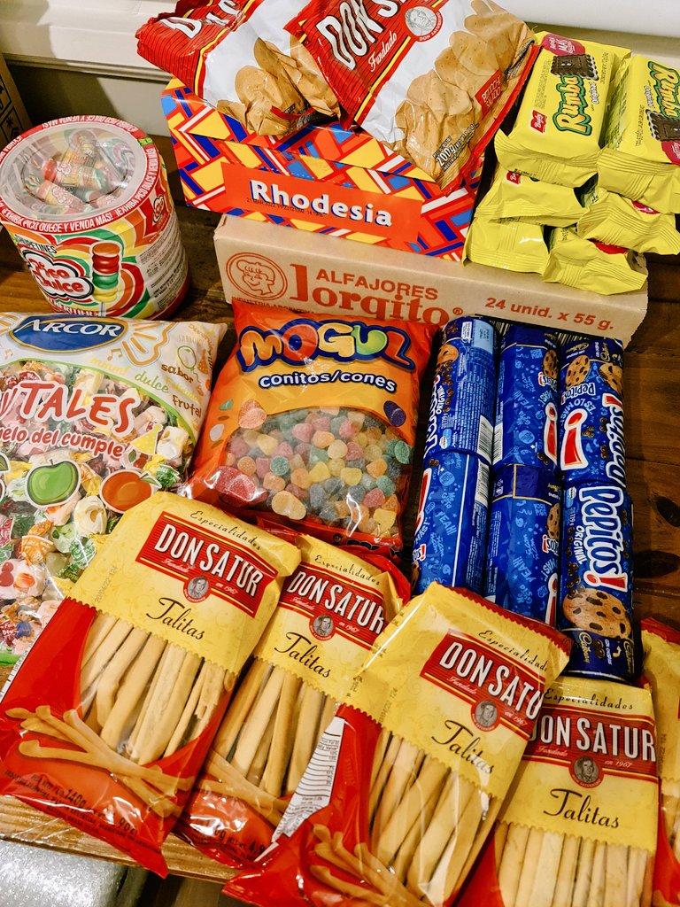 argensnack's tweet photo. 🎁#SORTEO🎁 
Vamos a regalar un gift voucher de 50usd equivalente a una caja de productos bien argentos con envío a cualquier lugar del mundo. 

Para participar: 

🔁 Retuiteá este tuit
👉 Seguí a esta cuenta
🙎Arrobá a un amigo
🗓 Sortea el 24/11 19hs https://t.co/eba4pdy7SE