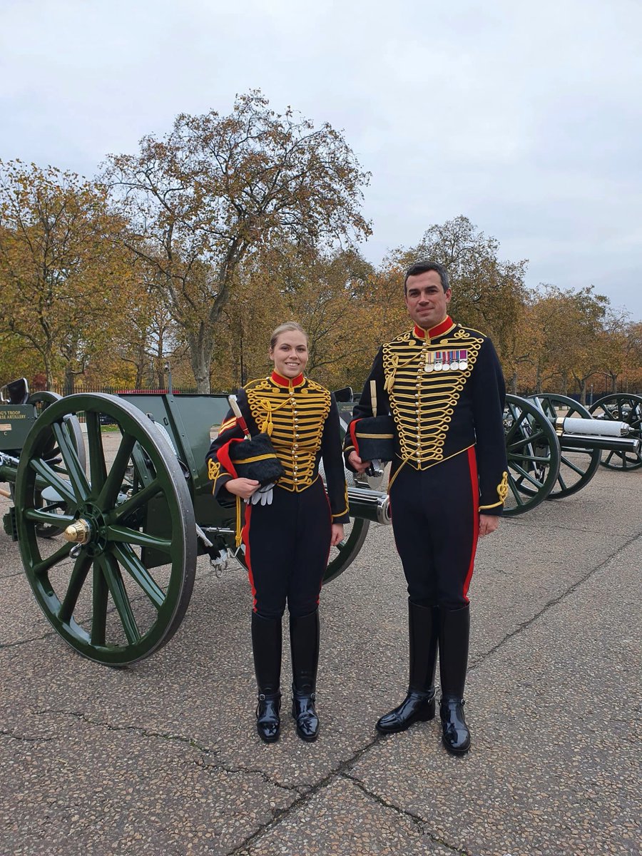 VetWithViews's tweet photo. Making history! MBdr Vanderpost (56 Regt Royal Canadian Artillery) becomes the first #Canadian soldier to take part in a Royal Salute. She performed exceptional well and did 🇨🇦 proud. Spotters will notice her different plume in her busby #KTRHA #RCA #OneRegiment https://t.co/jwyloGuWEd