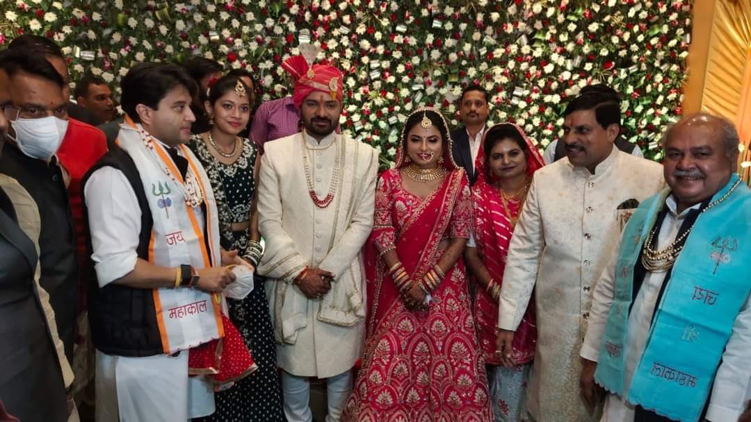 Jyotiraditya M. Scindia (@jm_scindia) on Twitter photo рдХреЗрдВрджреНрд░реАрдп рдордВрддреНрд░реА рд╢реНрд░реА <a href="/nstomar/">Narendra Singh Tomar</a> рдЬреА рдХреЗ рд╕рд╛рде рдЖрдЬ рдЙрдЬреНрдЬреИрди рдореЗрдВ рдордзреНрдп рдкреНрд░рджреЗрд╢ рд╕рд░рдХрд╛рд░ рдХреЗ рдХреИрдмрд┐рдиреЗрдЯ рдордВрддреНрд░реА рдореЛрд╣рди рдпрд╛рджрд╡ рдЬреА рдХреА рдмрд┐рдЯрд┐рдпрд╛ рдХреЗ рд╡рд┐рд╡рд╛рд╣ рд╕рдорд╛рд░реЛрд╣ рдореЗрдВ рд╕рдореНрдорд┐рд▓рд┐рдд рд╣реЛрдХрд░ рд╡рд░-рд╡рдзреВ рдХреЛ рдЖрд╢реАрд░реНрд╡рд╛рдж рдкреНрд░рджрд╛рди рдХрд┐рдпрд╛ред рдХреЗрдВрджреНрд░реАрдп рдордВрддреНрд░реА рд╢реНрд░реА <a href="/nstomar/">Narendra Singh Tomar</a> рдЬреА рдХреЗ рд╕рд╛рде рдЖрдЬ рдЙрдЬреНрдЬреИрди рдореЗрдВ рдордзреНрдп рдкреНрд░рджреЗрд╢ рд╕рд░рдХрд╛рд░ рдХреЗ рдХреИрдмрд┐рдиреЗрдЯ рдордВрддреНрд░реА рдореЛрд╣рди рдпрд╛рджрд╡ рдЬреА рдХреА рдмрд┐рдЯрд┐рдпрд╛ рдХреЗ рд╡рд┐рд╡рд╛рд╣ рд╕рдорд╛рд░реЛрд╣ рдореЗрдВ рд╕рдореНрдорд┐рд▓рд┐рдд рд╣реЛрдХрд░ рд╡рд░-рд╡рдзреВ рдХреЛ рдЖрд╢реАрд░реНрд╡рд╛рдж рдкреНрд░рджрд╛рди рдХрд┐рдпрд╛ред
