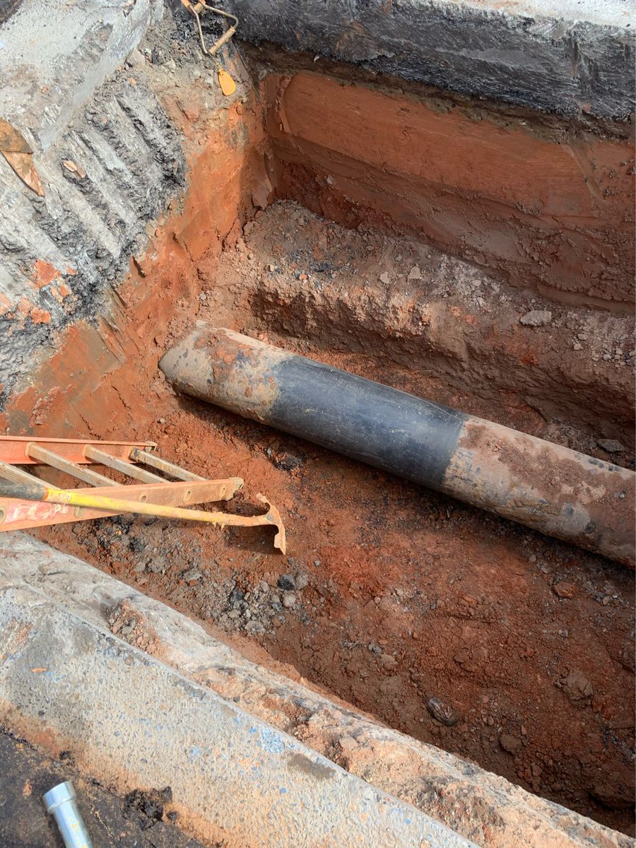HydraStop's tweet photo. When this 12" CI pipe was installed back in the 50's, they didn't need a control point at this location, but times have changed & this crew was able to install the #InstaValve 250 right where it was needed for a lifetime of control. All done w/o system shutdown. #WaterUtility https://t.co/kjaN855Auj