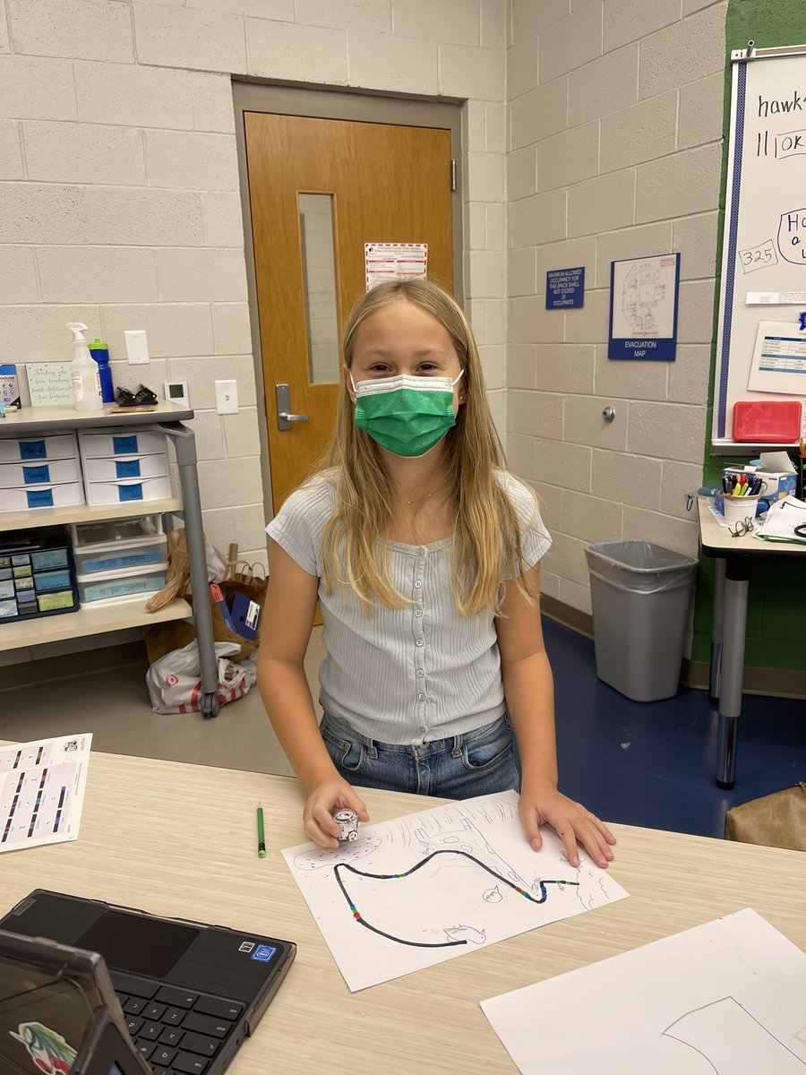Ms_ARedd's tweet photo. Reviewing by traveling through cells with @Ozobot and vertebrates/invertebrates using coding and dichotomous keys @OldHundredES #extra #science #codingkids https://t.co/6I51j18EOm
