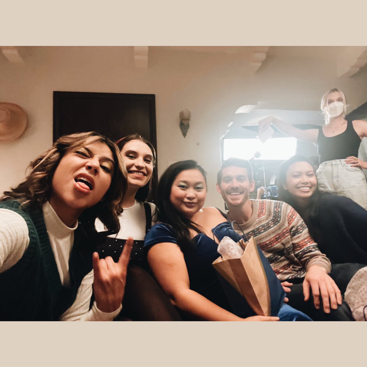 Sealj's tweet photo. Gotta love that set selfie 📸

@miss_jerii 
@daphsage 
@patrickjclarke 
@erickabernabe 
@elizabethmarcher 
.
.
#lifeonset #commercialshoot #winteriscoming #lastlooks #cast #actress #acting #setselfie https://t.co/YrQKcp0TGP