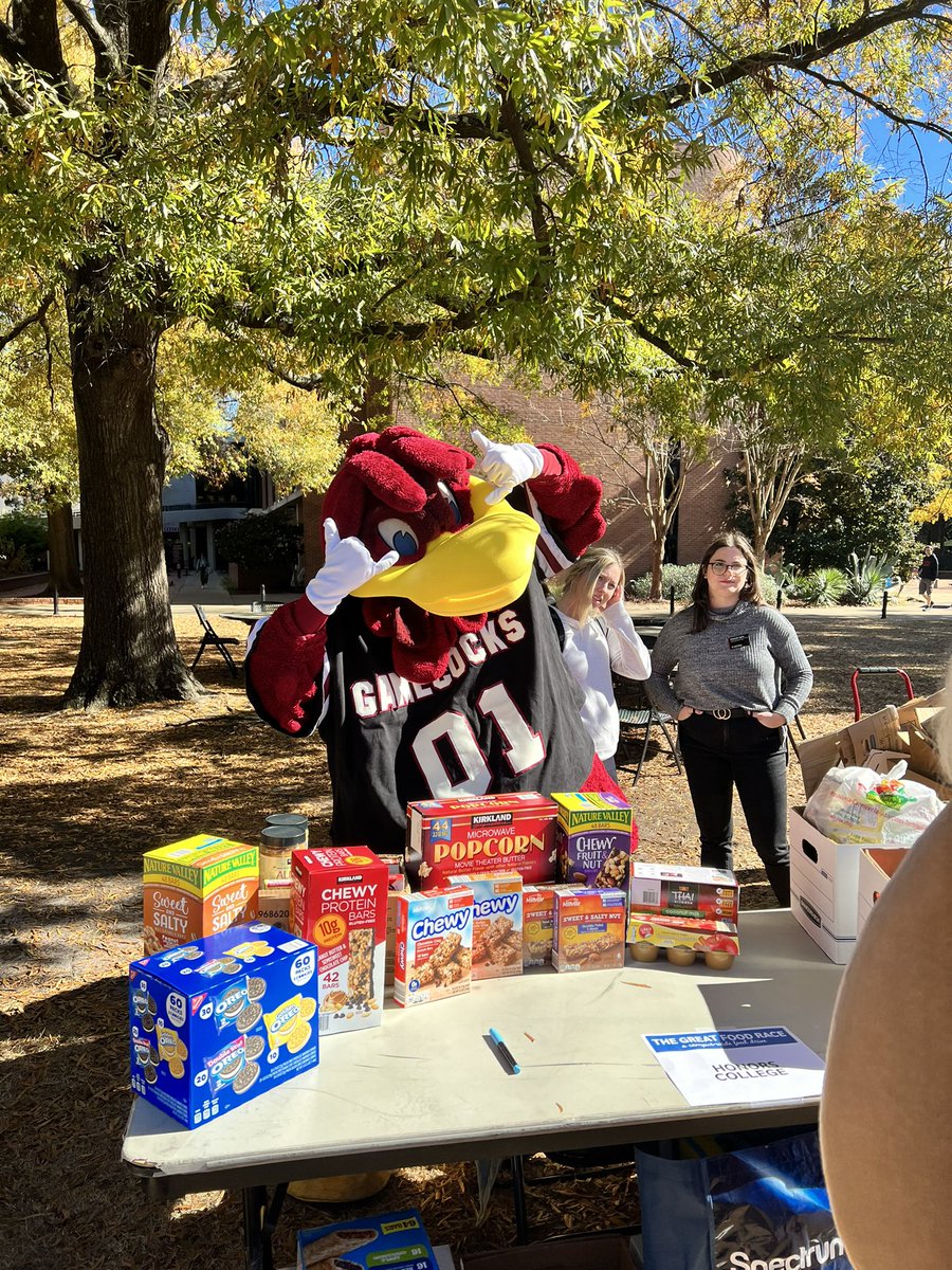 UofSC_HRSM's tweet image. Come donate to @GamecockPantry and hang out with @Cocky2001! We’re at Davis Field now through 1!