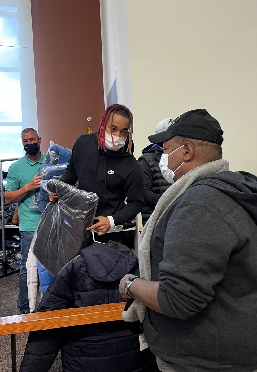 RavensCommunity's tweet photo. Good morning from our 18th Annual Ravens Coat Giveaway at the Helping Up Mission! 💜 

We had a great time connecting with the community and distributing some “exclusive drip”😎 -@marlon_humphrey 

#OurTeamOurCommunity https://t.co/IxXHqqWfKl