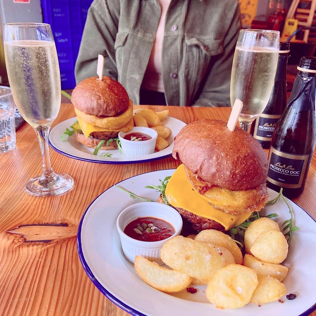 Double up with your burgers, the perfect #dinner #date for two (or more) courtesy of Anna Loka! 🍔 😉 👉 anna-loka.com 📷 vegan.lb #food #cardiff #vegan #restaurant #foodie