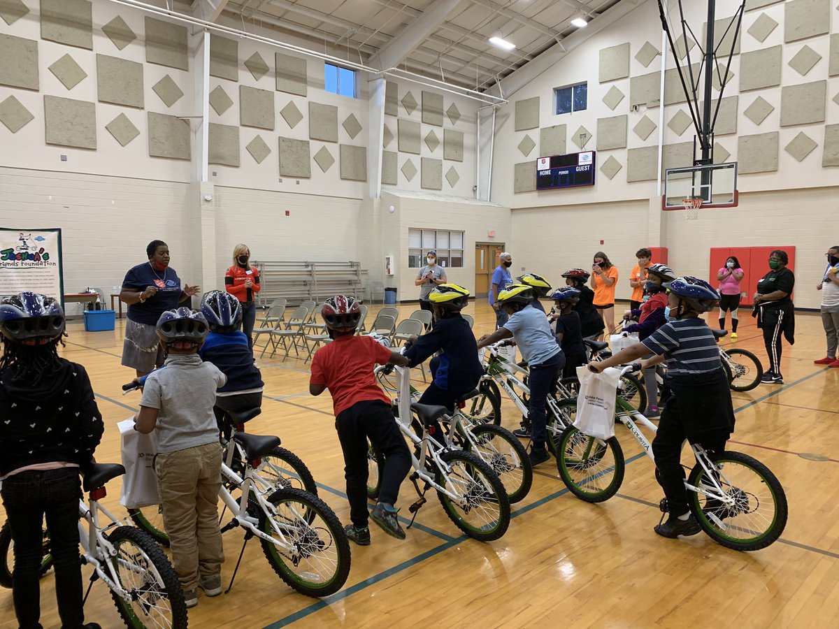 AtriumHealthWFB's tweet photo. Atrium Health Wake Forest Baptist Sports Medicine and @brennerhospital had the privilege of participating in the @BLabFoundation Bike Build at the @SalvationArmyUS Boys and Girls Club in Winston-Salem where kids received new helmets and bikes! https://t.co/Le9lzU3RLe